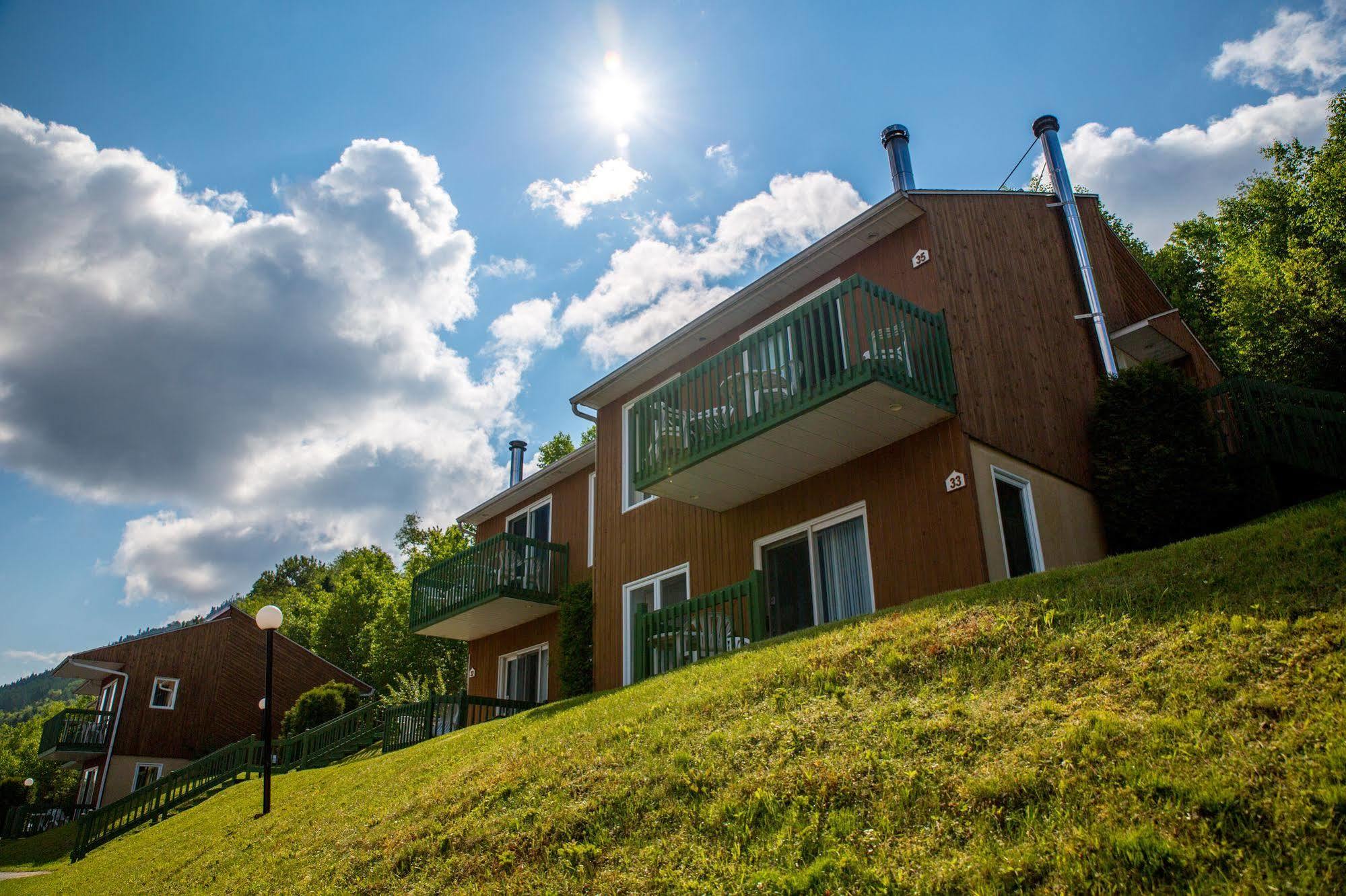 Chalets Condos Sur Le Fjord LʼAnse-Saint-Jean Exteriör bild
