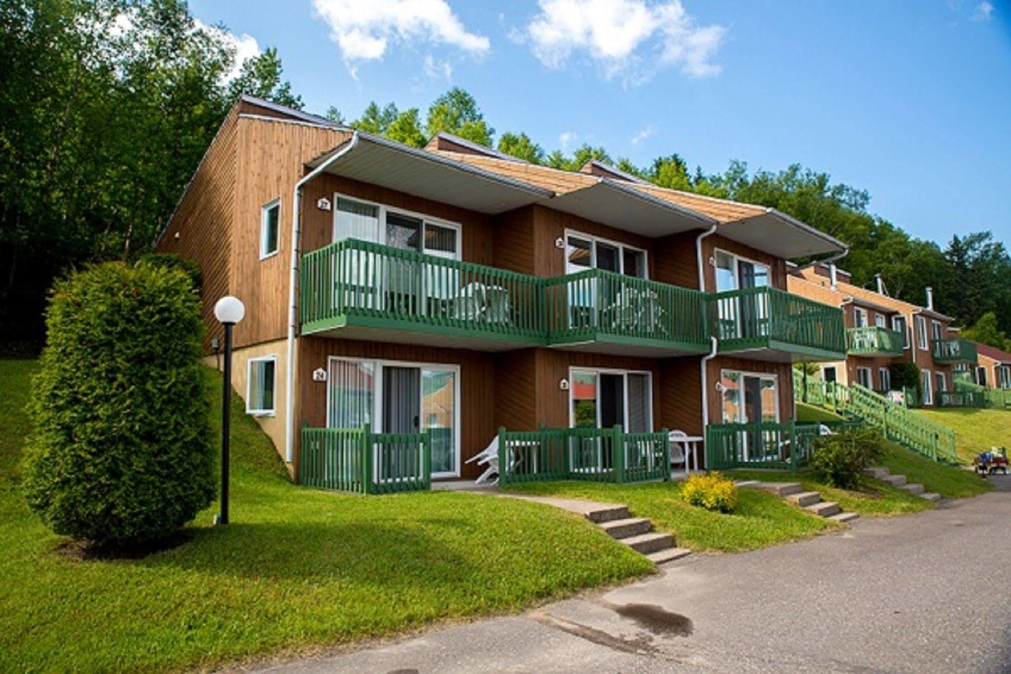 Chalets Condos Sur Le Fjord LʼAnse-Saint-Jean Exteriör bild