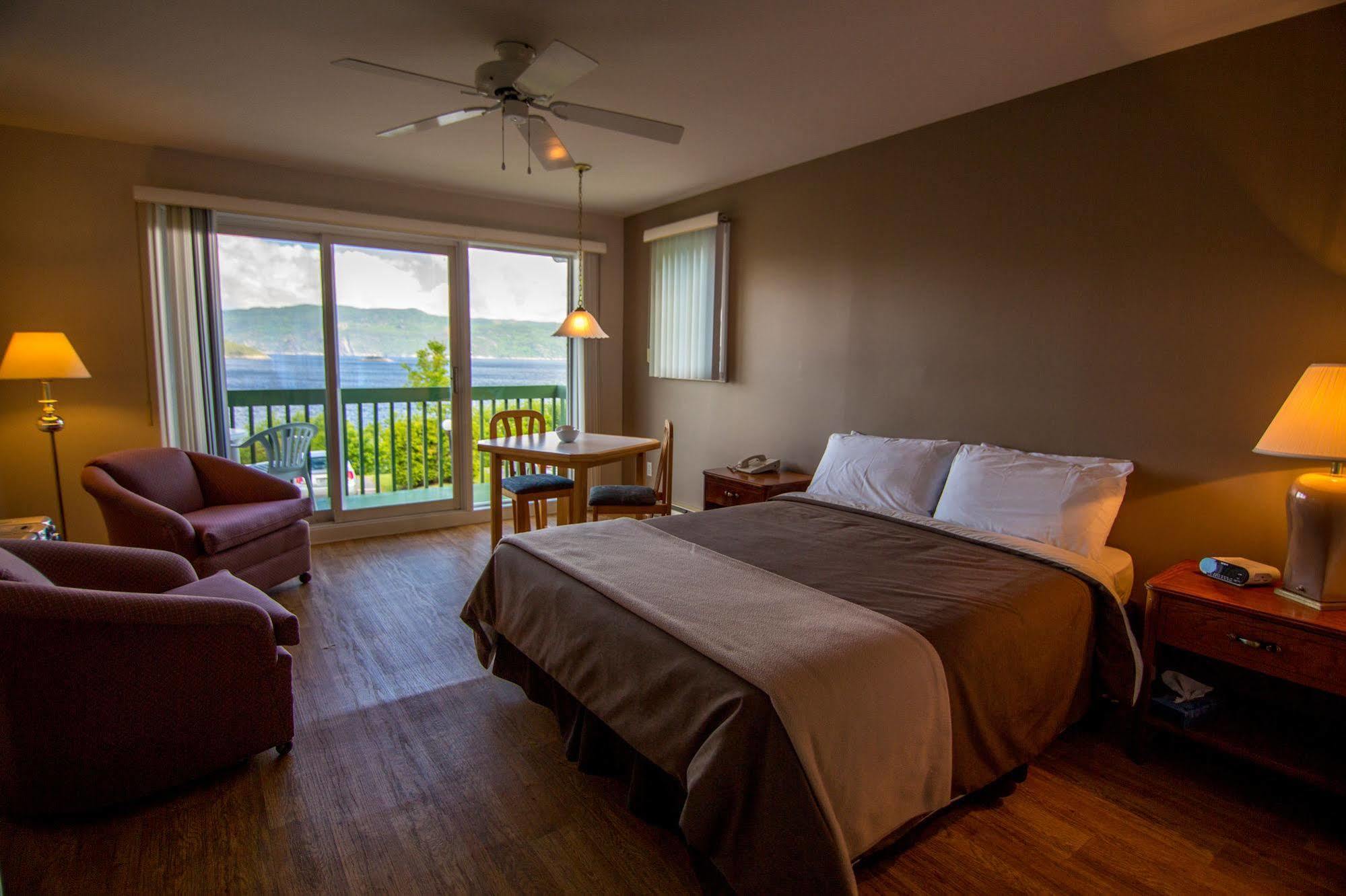 Chalets Condos Sur Le Fjord LʼAnse-Saint-Jean Exteriör bild